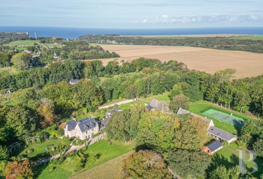 À proximité d’Étretat, en Seine-Maritime, un manoir du 14e siècle où se côtoient harmonieusement les époques - photo  n°1
